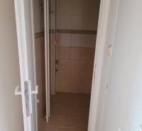 Badezimmer mit Fliesen in einer 3-Zimmer-Wohnung.