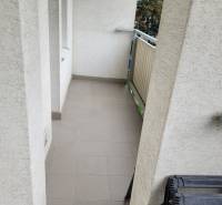 Ein schmaler Balkon in einer 3-Zimmer-Wohnung mit Geländer und Fliesen.