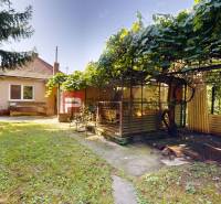 Einfamilienhaus in der Hurbanova-Straße in Ivanka pri Dunaji mit Terrasse und Gartenunterstand.
