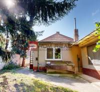 Ein Einfamilienhaus in der Hurbanova-Straße in Ivanka pri Dunaji, mit einem Hof und Bäumen im Garten.