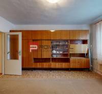 Wohnzimmer in einem Einfamilienhaus mit einer Holzmöbelwand und einem Teppich.