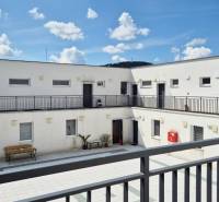 Wohnkomplex mit gemeinsamem Hof in der Tulska-Straße in Zvolen, 4-Zimmer-Wohnung.