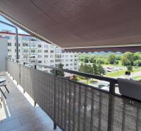 Balkon in einer 4-Zimmer-Wohnung mit Blick auf die Umgebung der Tulská-Straße, Zvolen.