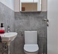 Badezimmer mit Spiegelschrank und Waschbecken in einer 4-Zimmer-Wohnung.
