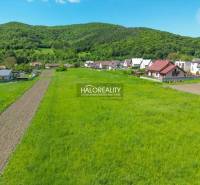 Grundstücke - Wohnen in Udiča mit grünen Wiesen und ländlichen Häusern in der Nähe des Waldes.