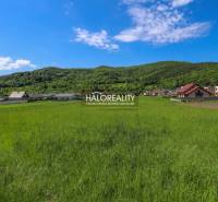 Grünflächen und Panorama in Udiča, Grundstücke - Wohnen mit Häusern und bewaldeten Hügeln im Hintergrund.