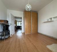 Innenraum einer 2-Zimmer-Wohnung mit Holzboden, Einbauschrank und TV-Tisch.