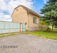 Haus mit Garten im Dorf Báč, bestimmt zum Wohnen.