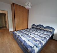 Schlafzimmer mit Einbauschrank und Doppelbett in einer 2-Zimmer-Wohnung.