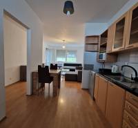 Küche und Essbereich in einer 2-Zimmer-Wohnung mit Holzboden und weißen Wänden.
