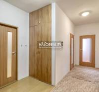 Innenraum einer 3-Zimmer-Wohnung mit Holztüren und Einbauschränken.