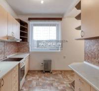 Küche in einer 3-Zimmer-Wohnung mit Fenster, Küchenzeile und Keramikfliesen.