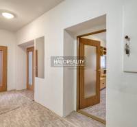 Flur einer 3-Zimmer-Wohnung mit Holztüren und Spiegel.