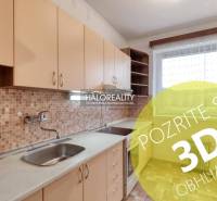Küche einer 3-Zimmer-Wohnung mit leichten Möbeln und Mosaikfliesen.