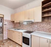 Küche in einer 3-Zimmer-Wohnung mit Küchenzeile, Kochfeld und Stauraum.