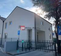 Weißes Einfamilienhaus in der Pekná-Straße in Ivanka pri Dunaji, mit Parkplatz für die Bewohner.