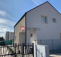 Exteriér einer 3-Zimmer-Wohnung in der Pekná-Straße in Ivanka pri Dunaji mit Parkplatz.