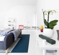 Schlafzimmer mit Bett, weißen Möbeln und Dekorationen in einer 3-Zimmer-Wohnung.