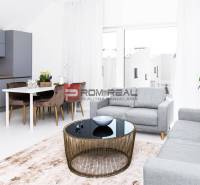 Helles Wohnzimmer mit Küchenzeile, Esstisch und Sofa in einer 3-Zimmer-Wohnung.