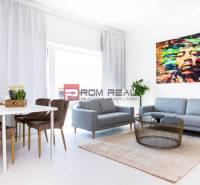Helles Wohnzimmer in einer 3-Zimmer-Wohnung mit Sofa, Esstisch und abstrakter Kunst.