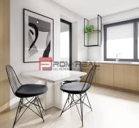 Helle Küche in einer 2-Zimmer-Wohnung mit schwarzen Stühlen und einem Bild an der Wand.