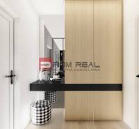 Eingangsflur in einer 2-Zimmer-Wohnung mit Garderobenwand und dekorativem Tisch.