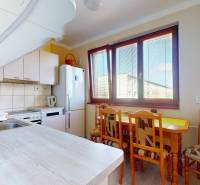 Küche in einer 3-Zimmer-Wohnung mit Geräten und Esstisch am Fenster.