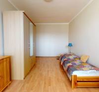 Schlafzimmer mit Holzmöbeln und Bett in einer 3-Zimmer-Wohnung.