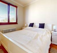 Helles Schlafzimmer mit Holzboden und Bett in einer 3-Zimmer-Wohnung.
