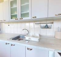 Eine Küche in einer 3-Zimmer-Wohnung mit einer hellen Küchenzeile und einer praktischen Anordnung der Stauraummöglichkeiten.