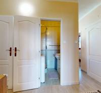 Innenraum mit Türen und Badezimmer in einer 3-Zimmer-Wohnung, helle Wände und Boden.