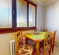 Essbereich mit Tisch und Stühlen in einer 3-Zimmer-Wohnung.