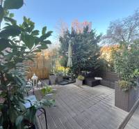 Terrasse einer 2-Zimmer-Wohnung in Bratislava - Ružinov mit Grünflächen und Gartenmöbeln.