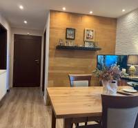 Essbereich mit Holztisch und Dekorationen in einer 2-Zimmer-Wohnung.