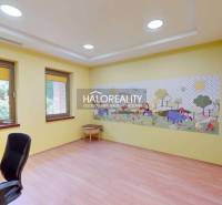Kinderzimmer mit Wandmalerei in einem Einfamilienhaus, hellgelbe Wandfarbe.
