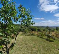 Garten bei der Hütte in der Strhárska-Straße in Modrý Kameň mit Blick auf die Landschaft.