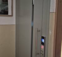 Eingang zum Aufzug in einer 3-Zimmer-Wohnung, mit Details des Bedienfelds.