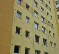 Gelbes Plattenbau in Banská Bystrica in der Moskauer Straße bei einer 3-Zimmer-Wohnung.