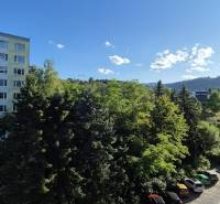 Parkplatz und Grünfläche an der Moskauer Straße in Banská Bystrica, neben einer 3-Zimmer-Wohnung.