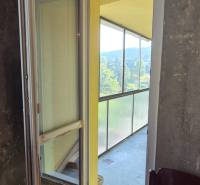 Ein verglaster Balkon mit Sofa in einer 3-Zimmer-Wohnung.