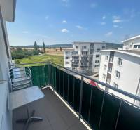 Der Balkon einer 3-Zimmer-Wohnung in der Slavomírova-Straße in Slovenský Grob mit Blick auf die Natur.