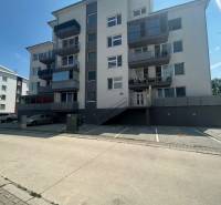 Ein fünfstöckiges Wohngebäude mit Treppenhaus und Parkplatz in der Slavomírova-Straße in Slovenský Grob.