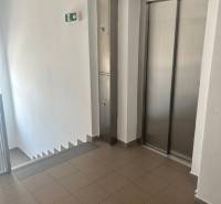 Treppenhaus und Aufzug in einer 3-Zimmer-Wohnung, saubere Räume mit Fliesen.