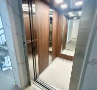 Ein offener Aufzug in einer 3-Zimmer-Wohnung mit Holzverkleidung und Beleuchtung.