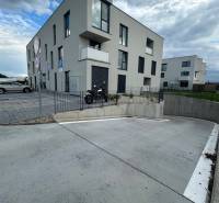 Dreistöckiges Wohnhaus in der Dúhová-Straße in Slovenský Grob mit einem Parkplatz.