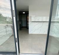 Eingangsbereich mit Briefkästen im Gebäude in der Dúhová-Straße in Slovenský Grob.