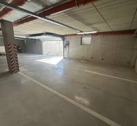 Parkplatz in der Tiefgarage einer 3-Zimmer-Wohnung mit Zufahrtsrampe.