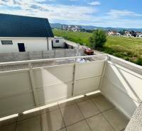 Balkon einer 3-Zimmer-Wohnung in der Dúhová-Straße in Slovenský Grob mit Blick auf die Umgebung.
