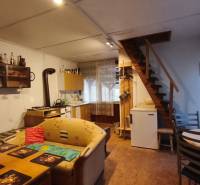 Interieur des Chalets, Küche, Möbel, Treppe, einfache Einrichtung.