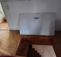 Treppe, die in den Keller im Innenbereich mit Holzboden führt, ideal für eine Hütte.